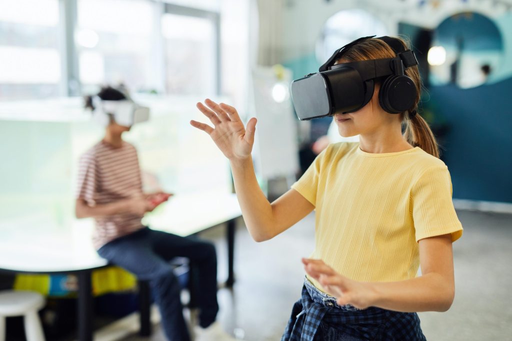 perbedaan augmented reality dan virtual reality